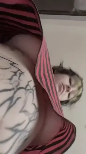 Crop tops are always the best to wear around