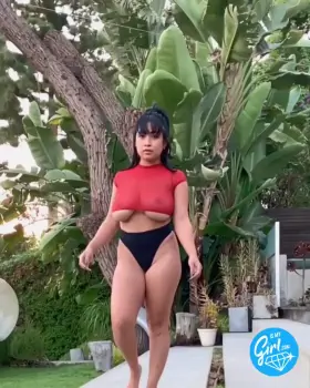 Slowmo underboob