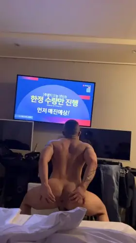 A little squatting challenge in front of my friend :)