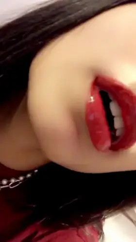 Please ruin my lipstick <3