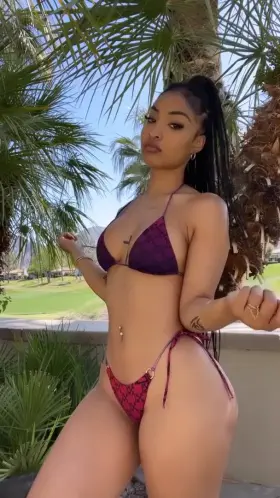 Shenseea shaking it in fire IG post she just dropped 🔥