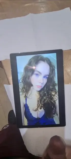 She won! Blue eyed brunette 😍