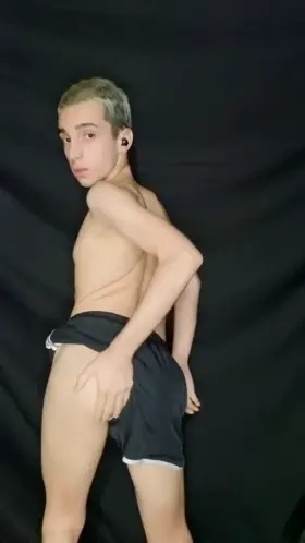 Like a siren my booty makes you go dumb