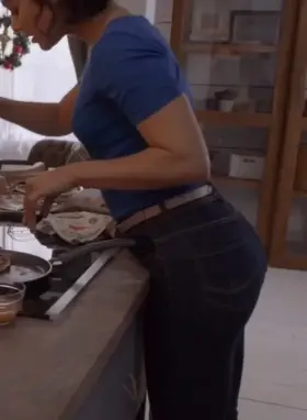 Vanessa Hudgens has such a fat ass