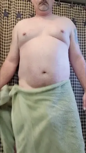 How about a dadbod towel drop for your Monday morning viewing pleasure 😜