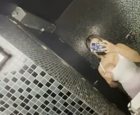 Unisex washrooms make me horny😇