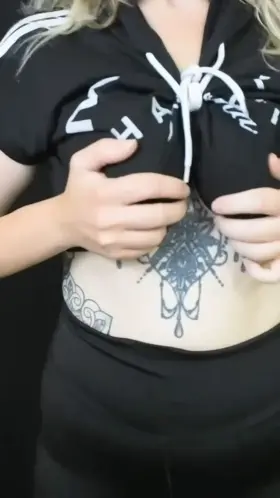 Crop top and no bra. What’s better than a tit drop?