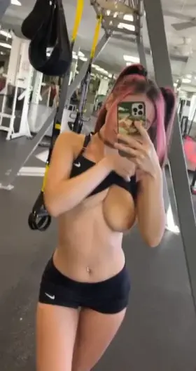 Giving the guys in the gym some motivation😻