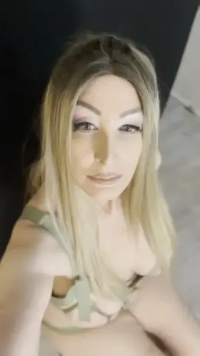 I felt cute with my underwear today 🥰 Do you want to see what‘s under it? Check out my profile and you‘ll see 😈