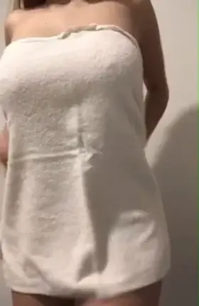 You want to see what I am hidding under my towel ?