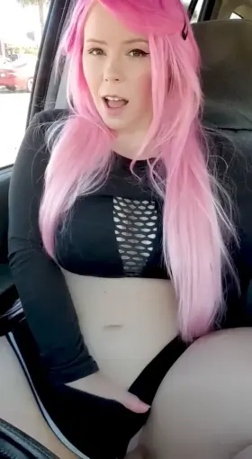 Pussy play in the parking lot 😋