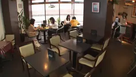 2 coworkers enjoy lunch together