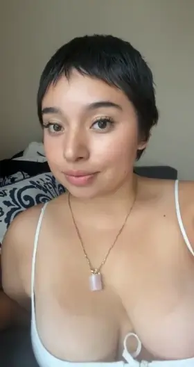 Tan lines and no bra :)