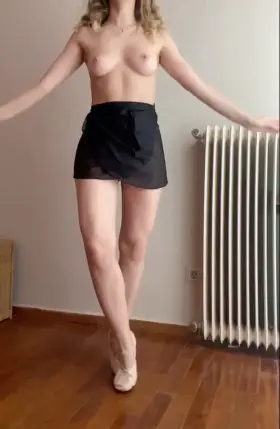 Petite ballerina in action 🩰