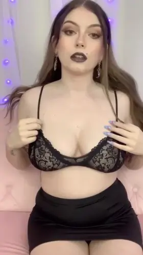 I'd love to smear my dark lipstick on someones cock