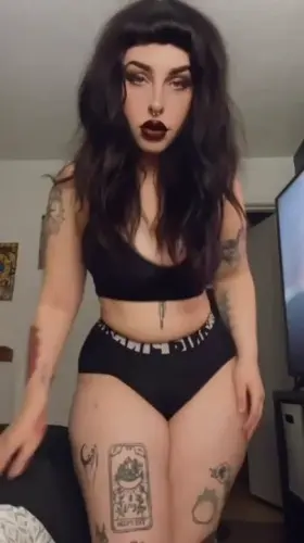 I have been so frisky lately 🖤