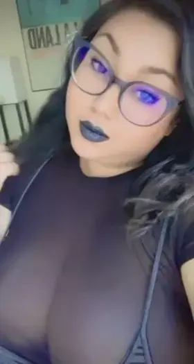 Does anyone like a big titty nerdy goth? 🥺🖤