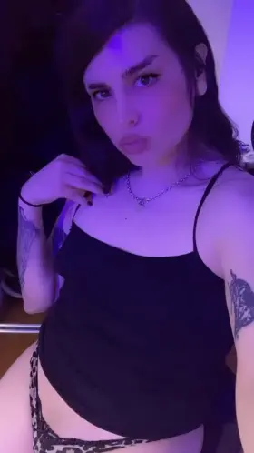 Who’s going to pet my kitty💦😽😈