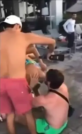 He drinks from her ass in public😍