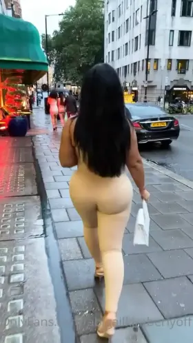 you see me in this outfit walking in front of you, whats your next move? 😜