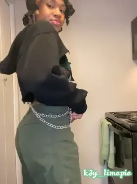 Trained to take it anywhere, including the kitchen 😉😋