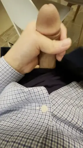 [31] [dick pic] some fun before work, who’s going to ride daddy?