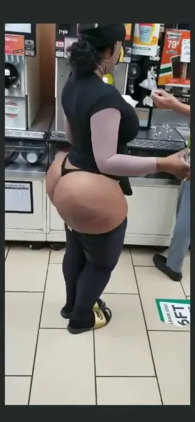 Late night 7/11 run with my ass out 😝