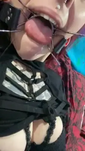 Being hypnotized to drool uncontrollably all over myself and to get hornier the longer my mouth is held open 🤤💦