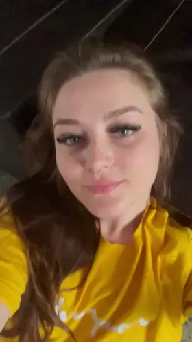 Cum over and give this horny girl some company 😏😘