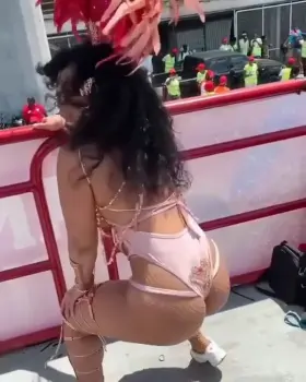 Shenseea shaking that booty at carnival 🔥