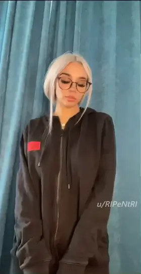 Want someone to play with my boobs