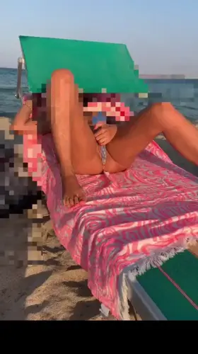 On the beach, the neighbors look at me. Lucky them…