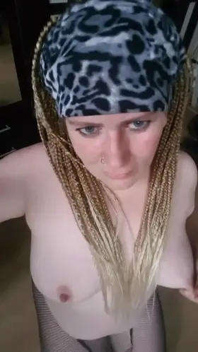 Lekker spelen met mn tietjes. Nee er is geen geluid. 😆 [F]