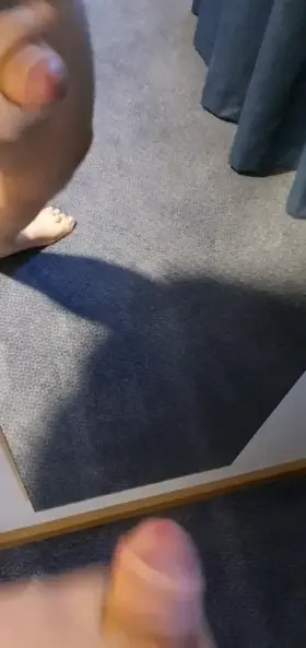 Heavy spunk dripping down the mirror (sound on)