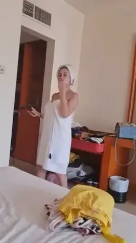 Do you think the towel fits tight ?