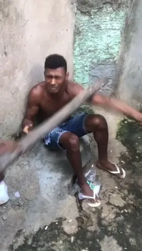 another poor and scared thief got caught stealing in the favelas. well no gunshot wounds or chopped fingers, but permanent brain damage for him.