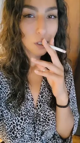 dangle, snap, kiss 🥰