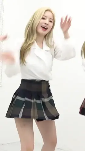 Perfect kpop princess Dahyun knows how to flaunt her incredible body for her fans... I can't help but drool over her all night long when she looks so good!