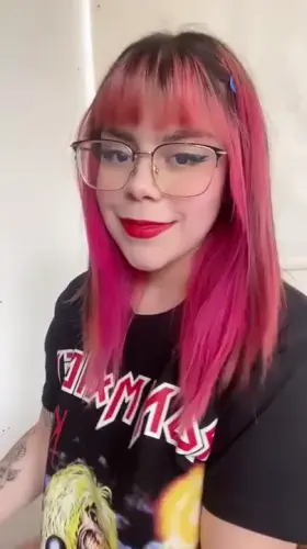 Does anyone still appreciatte a simple reveal body behind a shirt?