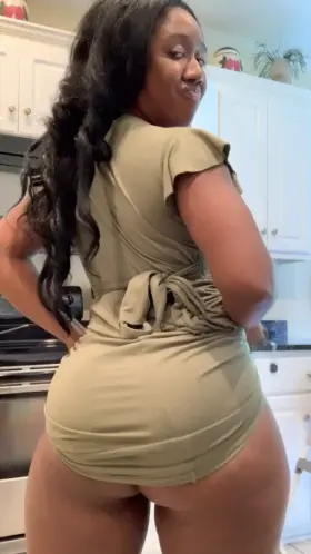 I’m 5’4, 150 pounds, curvy with a thick ass and love to shake it