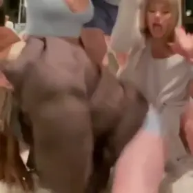 [Kik:jerkbud20292] Any bi buds wanting to ride a hung bud just like this? Look no further. ;)