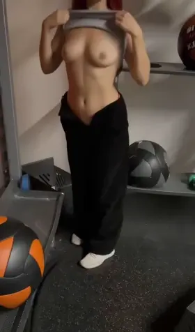 secretly hope someone sees my tits in the gym 🙈😈