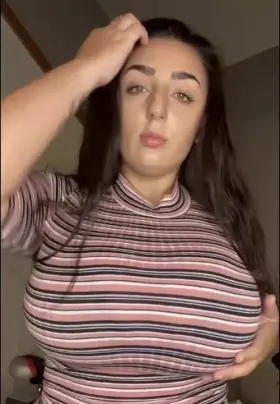 Thatgreeneyedgirl22 struggles to reveal her huge tits