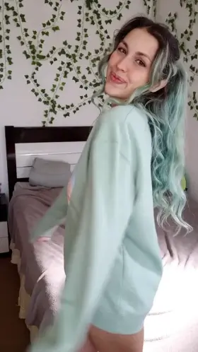 Do you wanna pull it to the side and fill my pussy up? 🤤