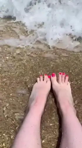 what can be more romantic then giving me a feet massage on the beach?