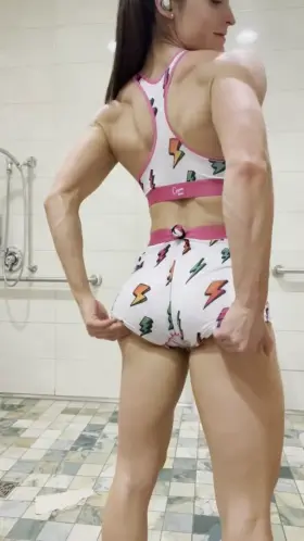 just jiggling my ass and bending over in the gym chgrm 😜