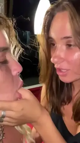 Twin sisters - Get Their New Folder