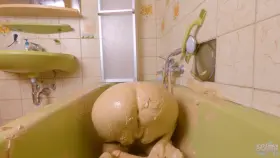 Pooping and covered in mud [F]