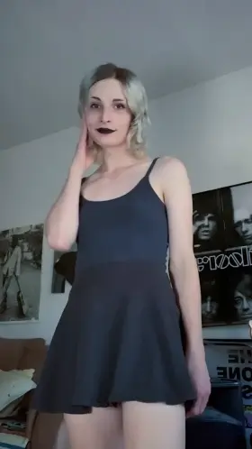 Do y’all like short haired babes?