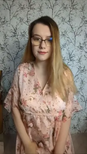 (Credit: Delimbre) Pretty girl wants to show her curves :)